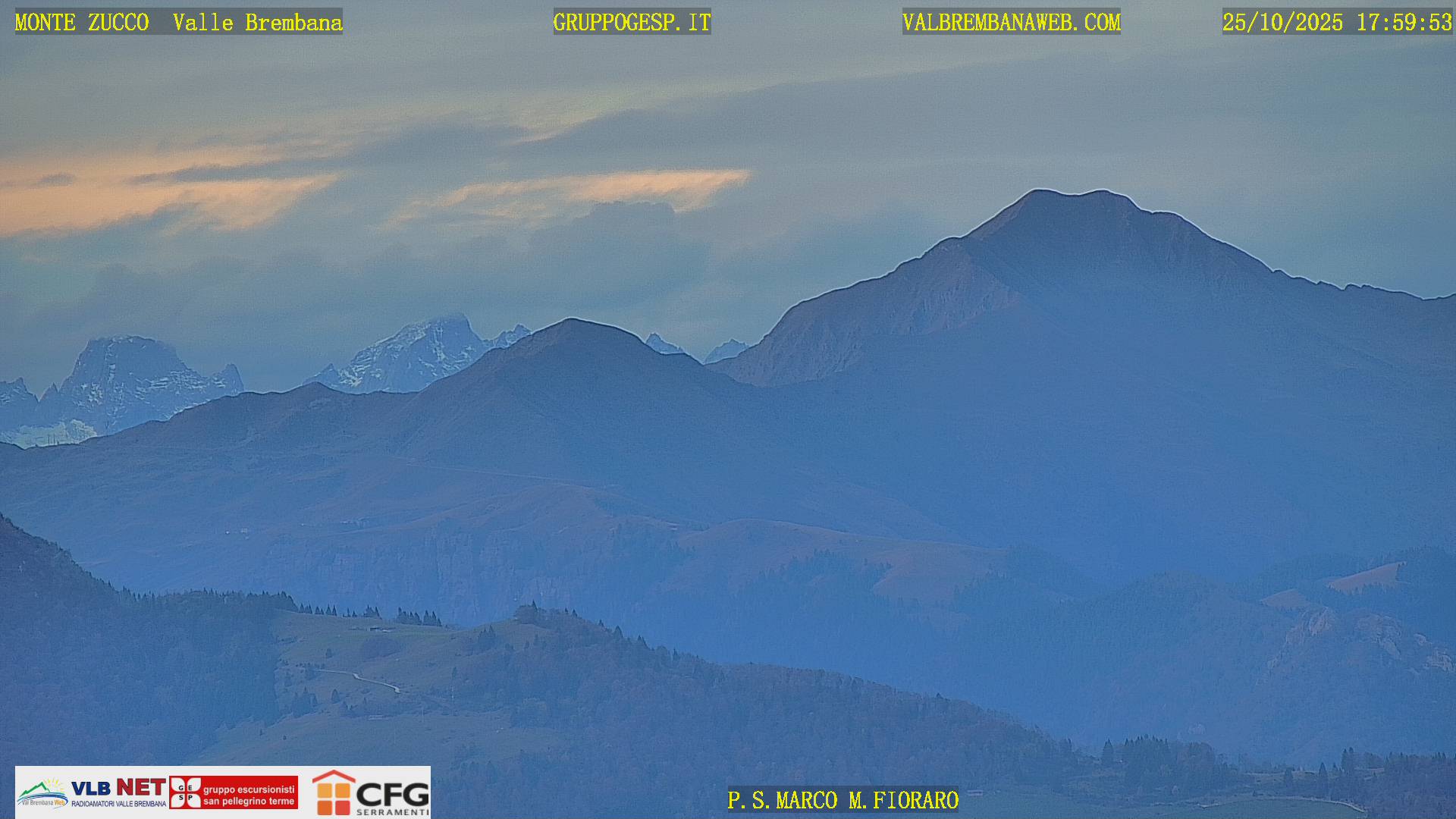 Webcam Monte Zucco – Passo San Marco e Monte Fioraro, in secondo piano Pizzo Badile e Pizzo Cengalo