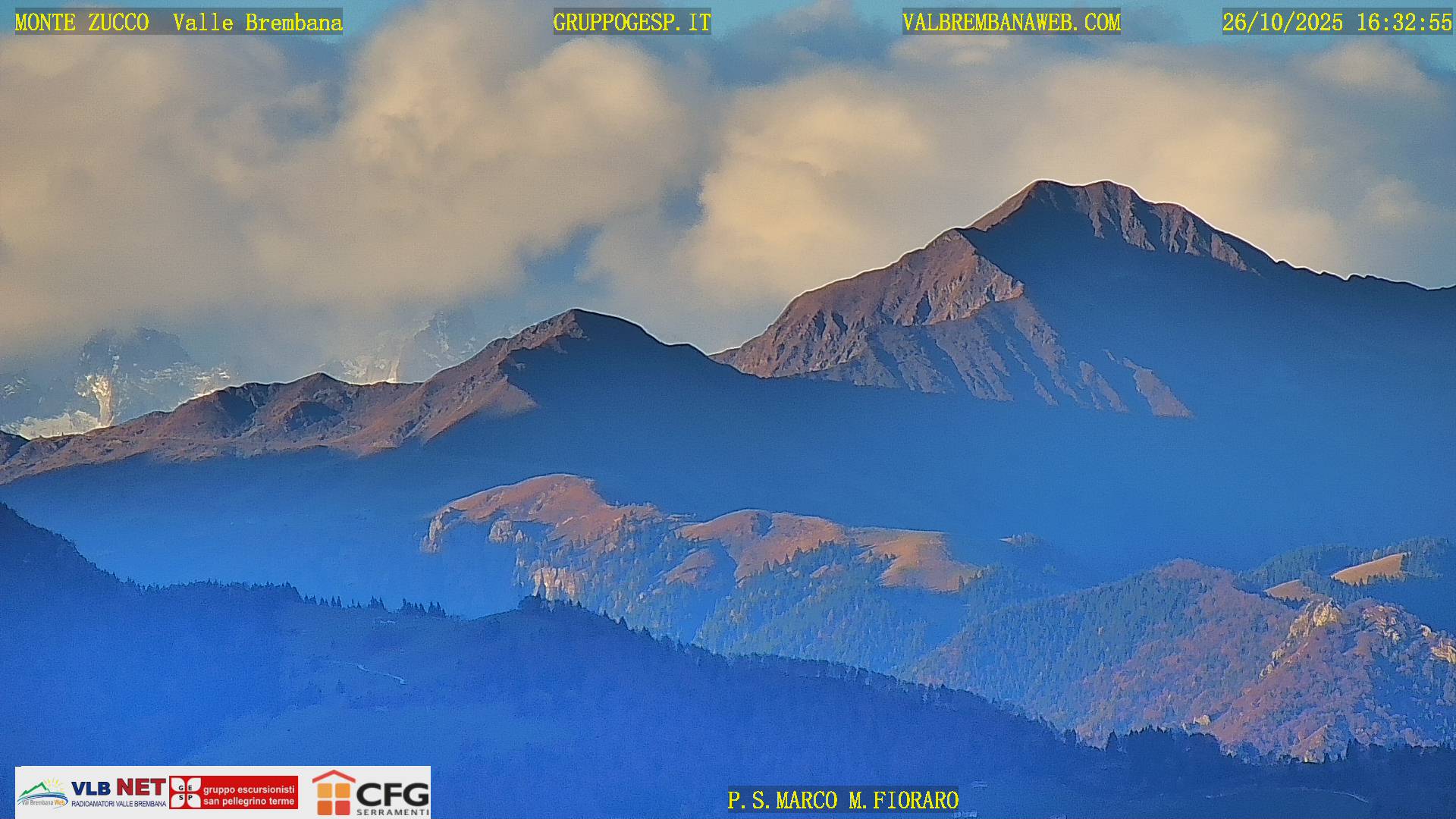 Webcam Monte Zucco – Passo San Marco e Monte Fioraro, in secondo piano Pizzo Badile e Pizzo Cengalo