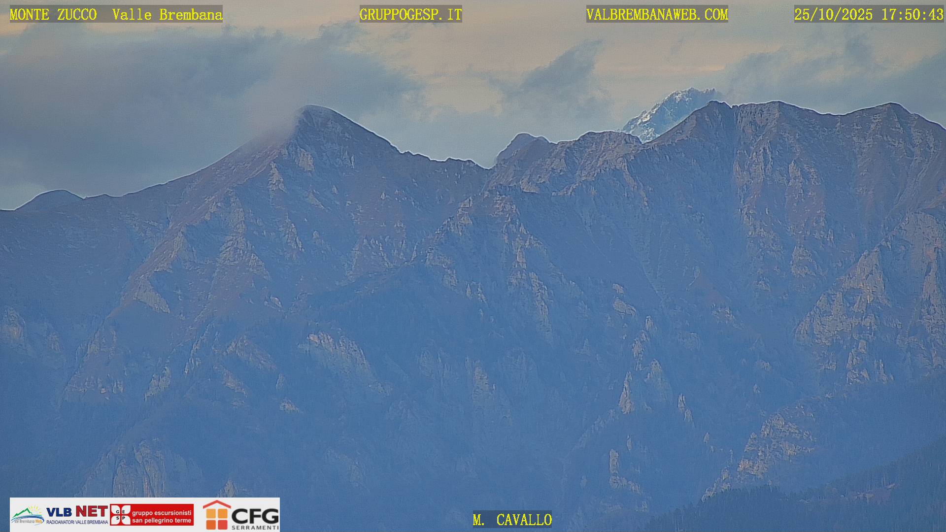 Webcam Monte Zucco – M. Cavallo e Pizzo Cavallino, in secondo piano vetta Monte Disgrazia, in basso a destra Arco del Pegherolo
