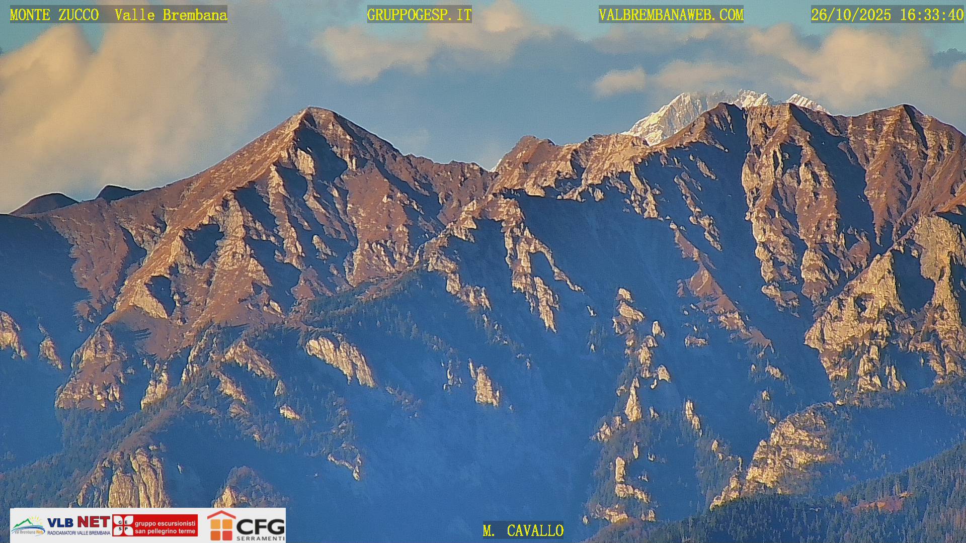 Webcam Monte Zucco – M. Cavallo e Pizzo Cavallino, in secondo piano vetta Monte Disgrazia, in basso a destra Arco del Pegherolo